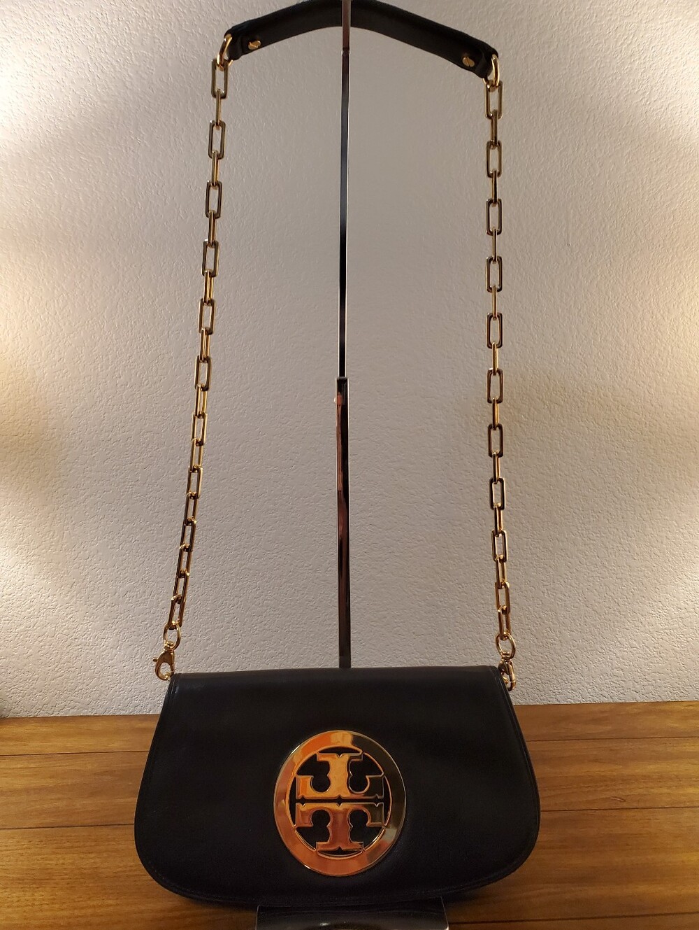 Tory Burch Black Leather Shoulder Bag with Gold Logo Chain - Picture 2 of 8
